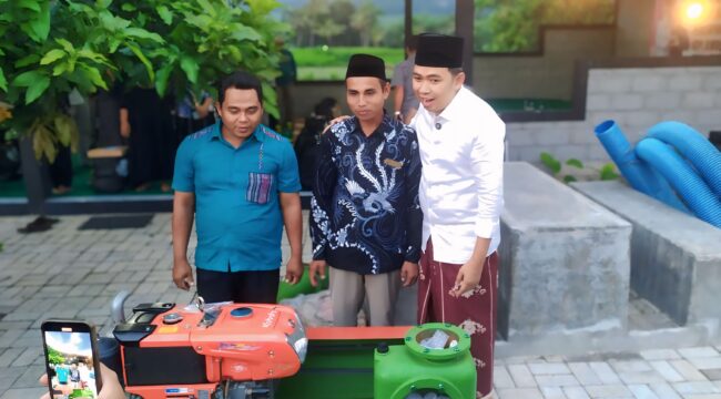 NGANTOR DI DESA: Bupati Jember, Muhammad Fawait saat menyalurkan bantuan pompa air kepada Ketua Gapoktan Sidomulyo Desa Garahan Jati, Kecamatan Silo, Jumat, (27/6/25). (foto: Rozak Mubarok).