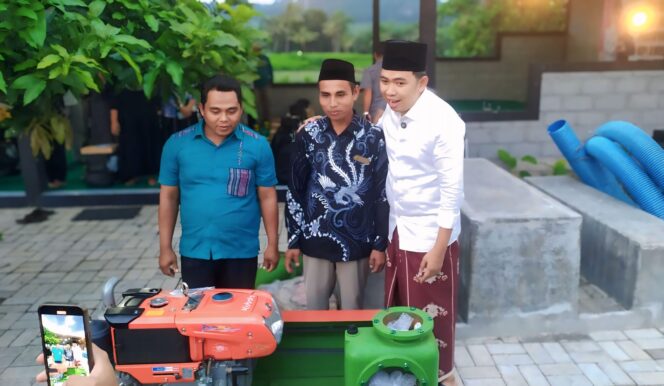 
					NGANTOR DI DESA: Bupati Jember, Muhammad Fawait saat menyalurkan bantuan pompa air kepada Ketua Gapoktan Sidomulyo Desa Garahan Jati, Kecamatan Silo, Jumat, (27/6/25). (foto: Rozak Mubarok).