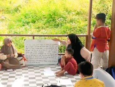 Anak-anak belajar bahasa Inggris di Kampung Kopi, Kecamatan Prigen, Kabupaten Pasuruan.