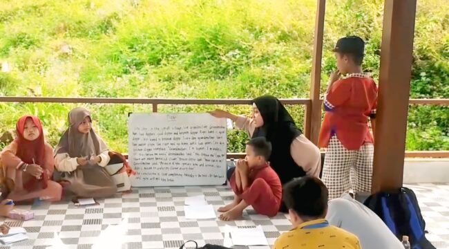 Anak-anak belajar bahasa Inggris di Kampung Kopi, Kecamatan Prigen, Kabupaten Pasuruan.