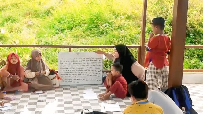 
					Anak-anak belajar bahasa Inggris di Kampung Kopi, Kecamatan Prigen, Kabupaten Pasuruan.