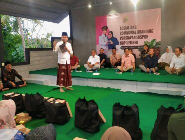 SERAP ASPIRASI:  Bupati Jember, Muhammad Fawait, saat berdialog langsung dengan para petani kopi di Desa Garahan Jati, Kecamatan Silo. Jumat, (27/6/25). (foto: istimewa).