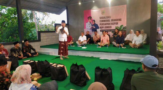 SERAP ASPIRASI:  Bupati Jember, Muhammad Fawait, saat berdialog langsung dengan para petani kopi di Desa Garahan Jati, Kecamatan Silo. Jumat, (27/6/25). (foto: istimewa).