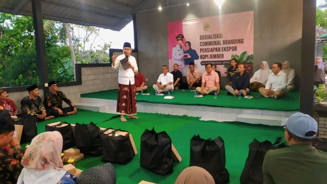 
					SERAP ASPIRASI:  Bupati Jember, Muhammad Fawait, saat berdialog langsung dengan para petani kopi di Desa Garahan Jati, Kecamatan Silo. Jumat, (27/6/25). (foto: istimewa).