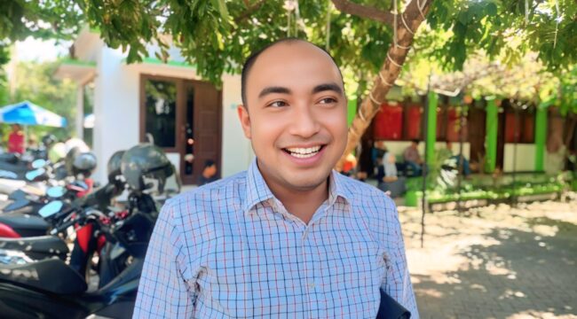 SOROTI:  Anggota DPRD Kota Probolinggo Komisi I, Sibro Malisi, kemukakan pandangannya soal kegagalan ribuan tenaga honorer dalam seleksi PPPK. (foto: Hafiz Rozani).