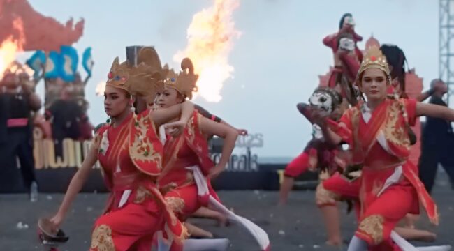 Penampilan kolosal pagelaran Segoro Topeng Kaliwungu tahun ini di Lumajang. (Foto: Asmadi).