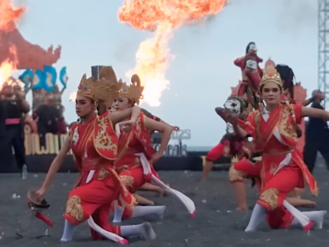 
					Penampilan kolosal pagelaran Segoro Topeng Kaliwungu tahun ini di Lumajang. (Foto: Asmadi).