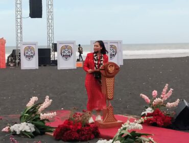 Wakil Menteri Pariwisata dan Ekonomi Kreatif, Ni Luh Enik Ernawati, saat menghadiri puncak acara Segoro Topeng di kawasan Pantai Watu Pecak, Kecamatan Pasirian, Kabupaten Lumajang (Asmadi).