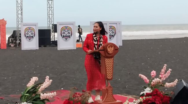 Wakil Menteri Pariwisata dan Ekonomi Kreatif, Ni Luh Enik Ernawati, saat menghadiri puncak acara Segoro Topeng di kawasan Pantai Watu Pecak, Kecamatan Pasirian, Kabupaten Lumajang (Asmadi).