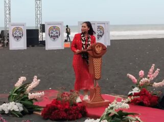 Wakil Menteri Pariwisata dan Ekonomi Kreatif, Ni Luh Enik Ernawati, saat menghadiri puncak acara Segoro Topeng di kawasan Pantai Watu Pecak, Kecamatan Pasirian, Kabupaten Lumajang (Asmadi).