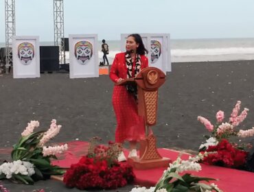 Wakil Menteri Pariwisata dan Ekonomi Kreatif, Ni Luh Enik Ernawati, saat menghadiri puncak acara Segoro Topeng di kawasan Pantai Watu Pecak, Kecamatan Pasirian, Kabupaten Lumajang (Asmadi).