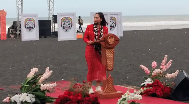 Wakil Menteri Pariwisata dan Ekonomi Kreatif, Ni Luh Enik Ernawati, saat menghadiri puncak acara Segoro Topeng di kawasan Pantai Watu Pecak, Kecamatan Pasirian, Kabupaten Lumajang (Asmadi).