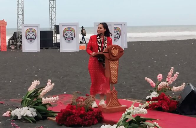 
					Wakil Menteri Pariwisata dan Ekonomi Kreatif, Ni Luh Enik Ernawati, saat menghadiri puncak acara Segoro Topeng di kawasan Pantai Watu Pecak, Kecamatan Pasirian, Kabupaten Lumajang (Asmadi).