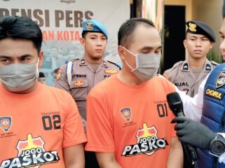 Tersangka pengiriman TKI ilegal saat memberikan keterangan kepada wartawan.
