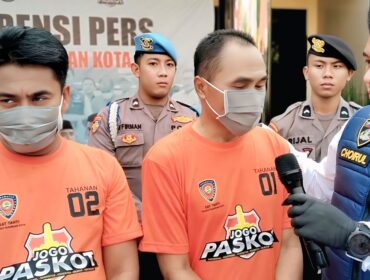 Tersangka pengiriman TKI ilegal saat memberikan keterangan kepada wartawan.
