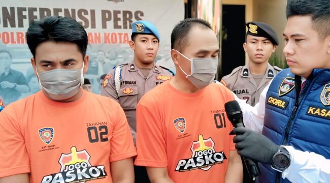Tersangka pengiriman TKI ilegal saat memberikan keterangan kepada wartawan.
