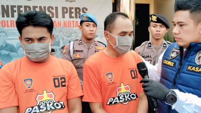 
					Tersangka pengiriman TKI ilegal saat memberikan keterangan kepada wartawan.
