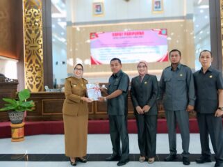 Rapat Paripurna DPRD Kabupaten Lumajang kembali digelar dengan agenda penting, yakni penyampaian jawaban pemerintah atas pandangan umum fraksi-fraksi terhadap Rancangan Peraturan Daerah (Raperda) Perubahan APBD Tahun Anggaran 2025 (Asmadi).