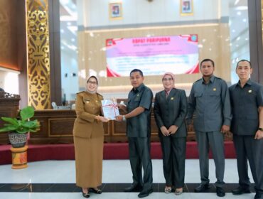 Rapat Paripurna DPRD Kabupaten Lumajang kembali digelar dengan agenda penting, yakni penyampaian jawaban pemerintah atas pandangan umum fraksi-fraksi terhadap Rancangan Peraturan Daerah (Raperda) Perubahan APBD Tahun Anggaran 2025 (Asmadi).