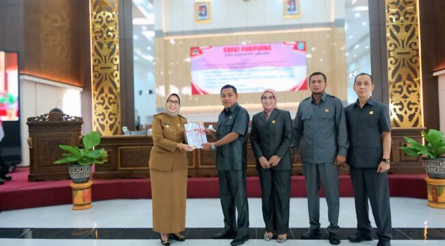 Rapat Paripurna DPRD Kabupaten Lumajang kembali digelar dengan agenda penting, yakni penyampaian jawaban pemerintah atas pandangan umum fraksi-fraksi terhadap Rancangan Peraturan Daerah (Raperda) Perubahan APBD Tahun Anggaran 2025 (Asmadi).