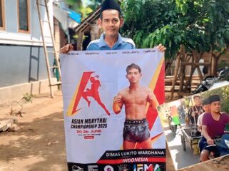 BANGGA: Ayah atlet Muaythai Dimas Lukito Wardhana, Bani Syarifuddin, menunjukkan banner foto dan medali yang diperoleh anaknya  saat juara Asian Muaythai Championship 2025 di Vietnam. Insert: Tangkapan layar video saat Dimas Lukito Wardhana diarak dengan gerobak. (foto: Hafiz Rozani).