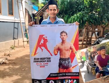 BANGGA: Ayah atlet Muaythai Dimas Lukito Wardhana, Bani Syarifuddin, menunjukkan banner foto dan medali yang diperoleh anaknya  saat juara Asian Muaythai Championship 2025 di Vietnam. Insert: Tangkapan layar video saat Dimas Lukito Wardhana diarak dengan gerobak. (foto: Hafiz Rozani).