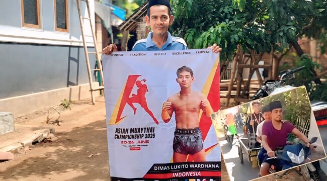 BANGGA: Ayah atlet Muaythai Dimas Lukito Wardhana, Bani Syarifuddin, menunjukkan banner foto dan medali yang diperoleh anaknya  saat juara Asian Muaythai Championship 2025 di Vietnam. Insert: Tangkapan layar video saat Dimas Lukito Wardhana diarak dengan gerobak. (foto: Hafiz Rozani).