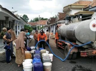 DROPING: Petugas BPBD Kabupaten Probolinggo, droping air bersih ke Desa Tulupari, Kec. Tiris, yang mulai dilanda krisis air bersih. (foto: BPBD Kab. Probolinggo).
