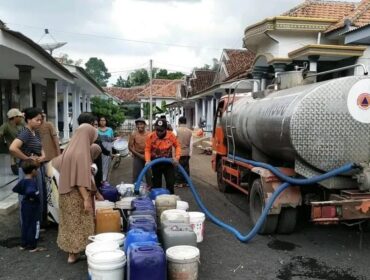 DROPING: Petugas BPBD Kabupaten Probolinggo, droping air bersih ke Desa Tulupari, Kec. Tiris, yang mulai dilanda krisis air bersih. (foto: BPBD Kab. Probolinggo).
