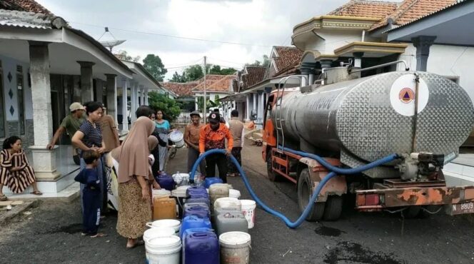 
					DROPING: Petugas BPBD Kabupaten Probolinggo, droping air bersih ke Desa Tulupari, Kec. Tiris, yang mulai dilanda krisis air bersih. (foto: BPBD Kab. Probolinggo).
