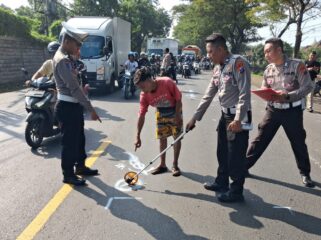 Polisi melakukan olah TKP.
