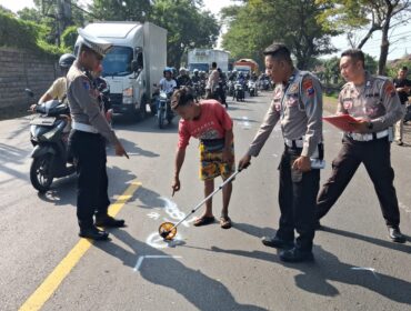 Polisi melakukan olah TKP.