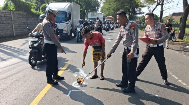 Polisi melakukan olah TKP.