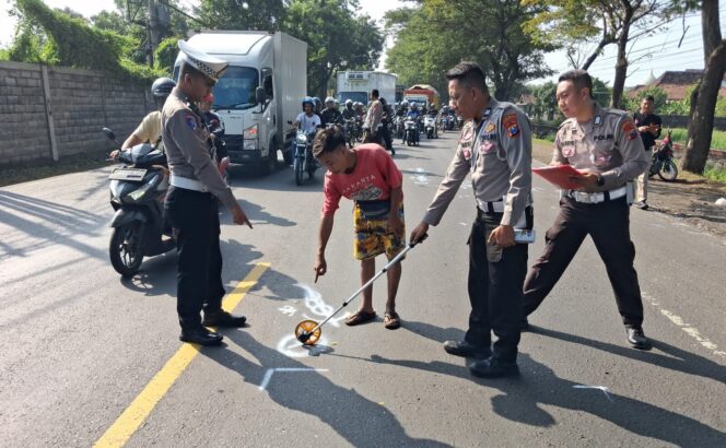 
					Polisi melakukan olah TKP.