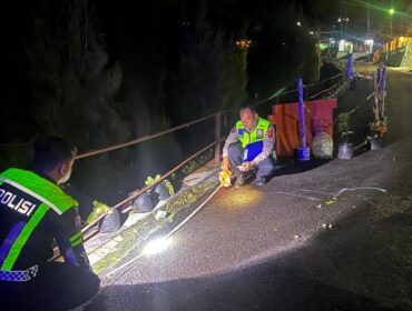 OLAH TKP: Unit Gakkum Satlantas Polres Probolinggo saat melakukan olah TKP di jalan raya Desa Ngadisari, Kecamatan Sukapura. (foto: istimewa)
