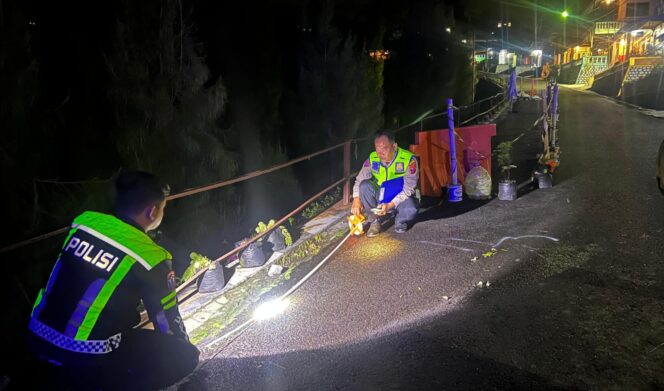 
					OLAH TKP: Unit Gakkum Satlantas Polres Probolinggo saat melakukan olah TKP di jalan raya Desa Ngadisari, Kecamatan Sukapura. (foto: istimewa)
