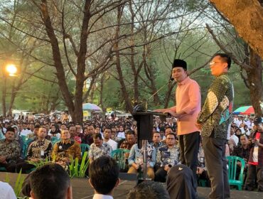 Bupati Jember, Gus Fawait di Dampingi Ketua DPRD, saat Penyerahan SK PPPK di Pantai Watu Ulo Jember, beberapa waktu lalu. (foto: M. Abd. Rozaq Mubarok).