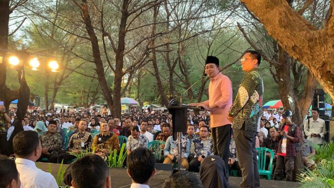 
					Bupati Jember, Gus Fawait di Dampingi Ketua DPRD, saat Penyerahan SK PPPK di Pantai Watu Ulo Jember, beberapa waktu lalu. (foto: M. Abd. Rozaq Mubarok).