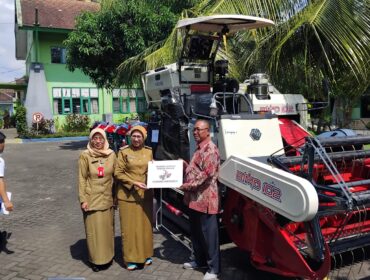 Bantuan Alsintan yang diserahkan kali ini meliputi dua unit mesin combine harvester berkapasitas besar. (Foto: Asmadi).
