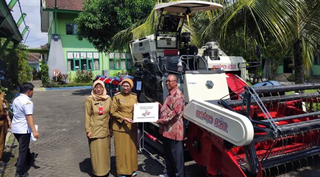 Bantuan Alsintan yang diserahkan kali ini meliputi dua unit mesin combine harvester berkapasitas besar. (Foto: Asmadi).
