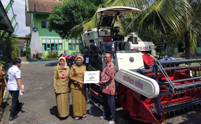 
					Bantuan Alsintan yang diserahkan kali ini meliputi dua unit mesin combine harvester berkapasitas besar. (Foto: Asmadi).
