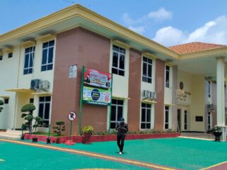 Kantor Pengadilan Agaram (PA) Kraksaan, Kabupaten Probolinggo. (foto: Ali Ya'lu).