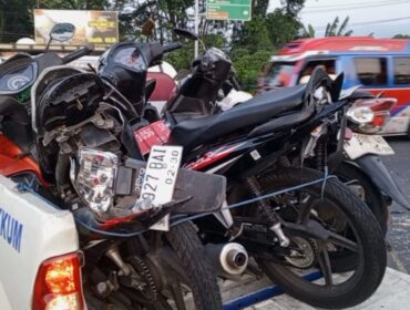 Truk menabrak sejumlah kendaraan di depan pintu keluar Tol Purwodadi, Kabupaten Pasuruan.