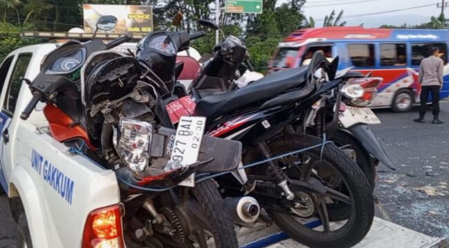 Truk menabrak sejumlah kendaraan di depan pintu keluar Tol Purwodadi, Kabupaten Pasuruan.
