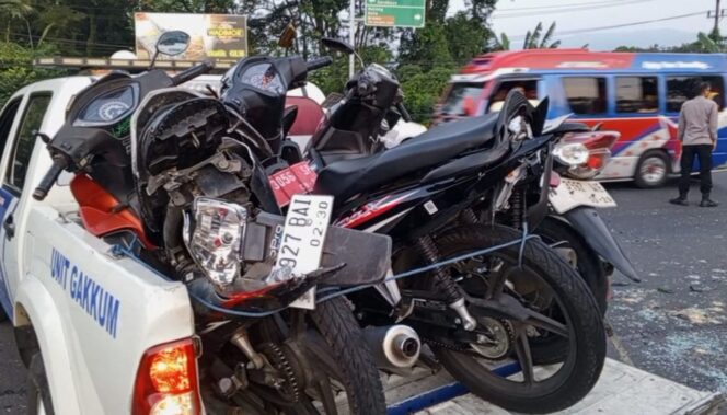 
					Truk menabrak sejumlah kendaraan di depan pintu keluar Tol Purwodadi, Kabupaten Pasuruan.