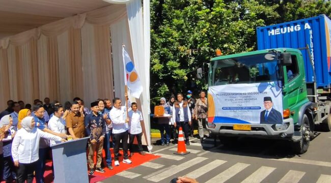 Menteri Perdagangan, Budi Santoso melepas ekspor strategis dari Pasuruan ke China. 
