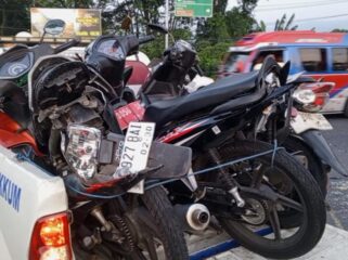 RUSAK: Sejumlah kendaraan roda dua yang ringsek akibat kecelakaan di Simpang Tiga pintu Tol Purwodadi, Desa Parerejo, Kec. Purwodadi, Kab. Pasuruan. (foto: Moh. Rois).