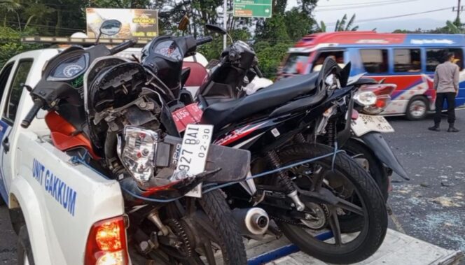 
					RUSAK: Sejumlah kendaraan roda dua yang ringsek akibat kecelakaan di Simpang Tiga pintu Tol Purwodadi, Desa Parerejo, Kec. Purwodadi, Kab. Pasuruan. (foto: Moh. Rois).