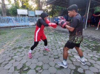 BERLATIH: Atlet Pertina Kabupaten Probolinggo latihan rutin jelang Pekan Olahraga Provinsi (Porprov) Jawa Timur 2025. (foto: Hafiz Rozani).