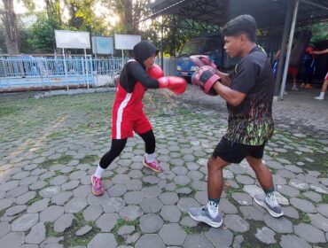 BERLATIH: Atlet Pertina Kabupaten Probolinggo latihan rutin jelang Pekan Olahraga Provinsi (Porprov) Jawa Timur 2025. (foto: Hafiz Rozani).
